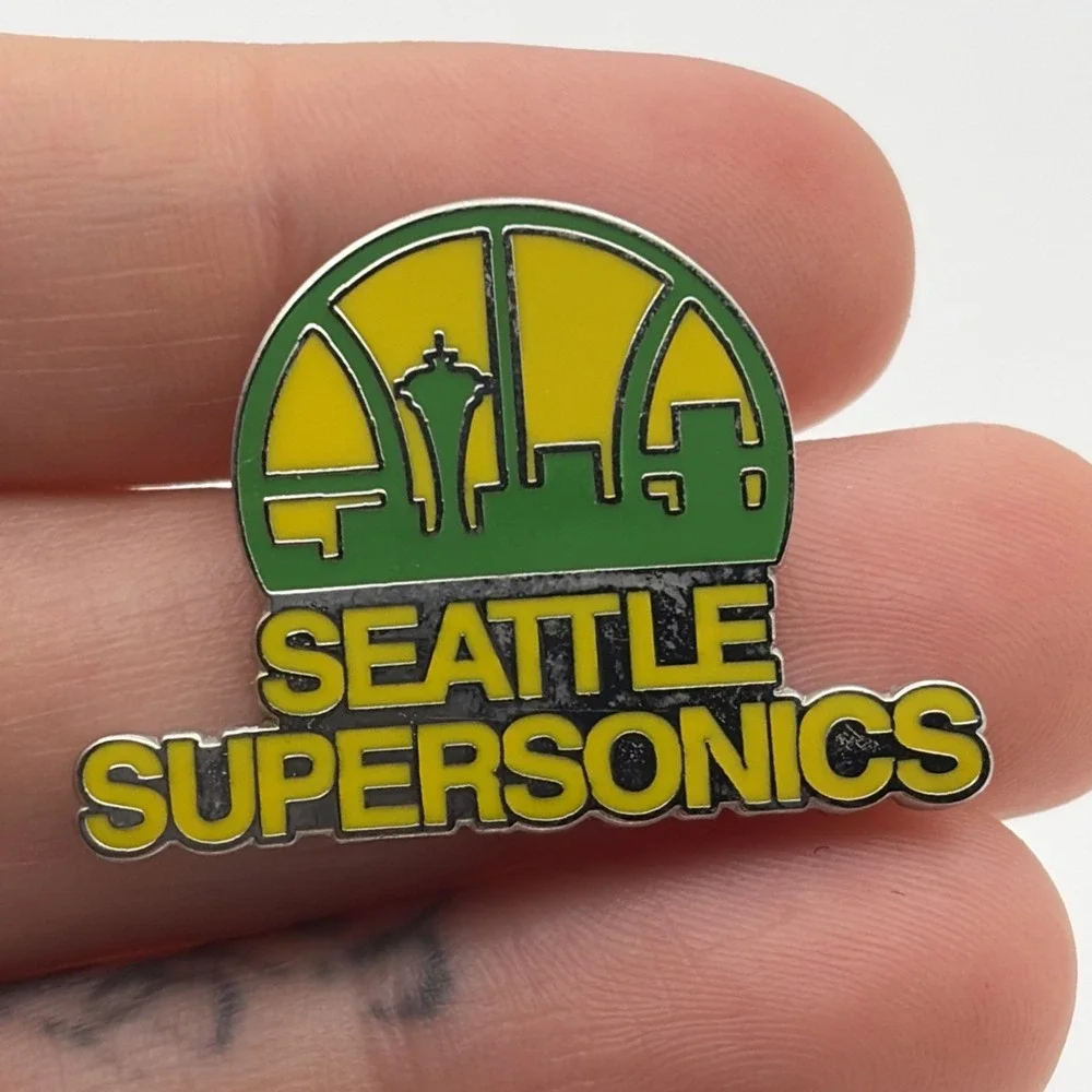 Seattle Supersonics NBA Basketball City Skyline Lapel‎ Hat Pin
